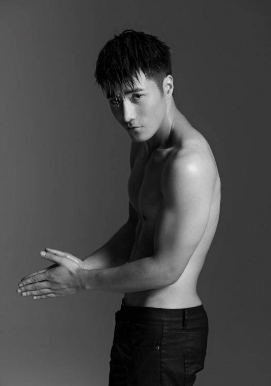 內(nèi)地演員李晨浩腹肌寫真盡顯男性魅力