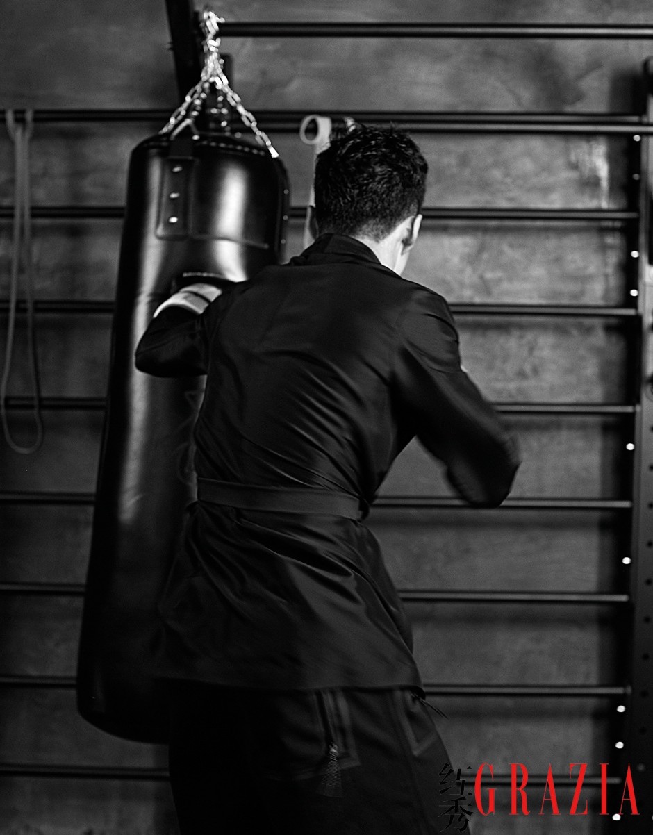 演員韓東君時尚寫真 運動濕身肌肉半露引尖叫