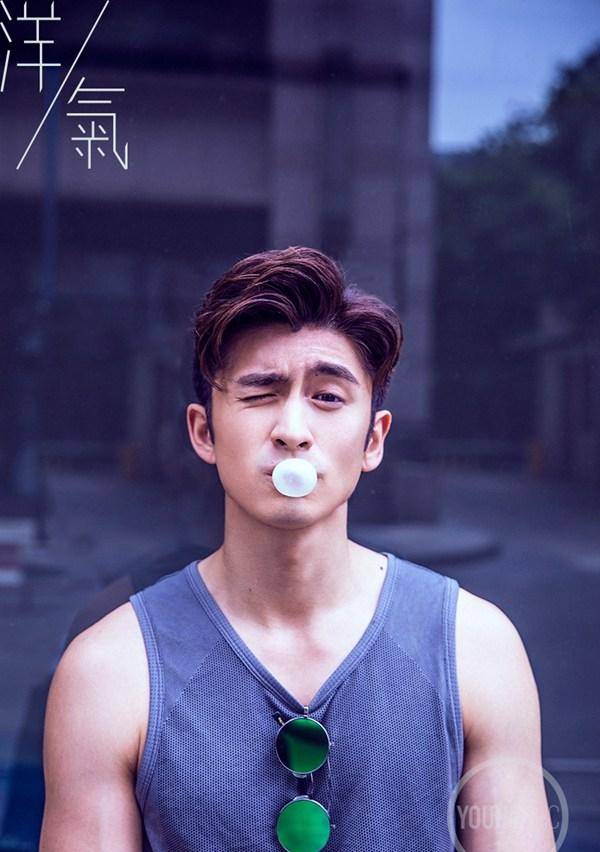 &ldquo;人氣小鮮肉&rdquo;張?jiān)讫垥r(shí)尚街拍帥照曝光
