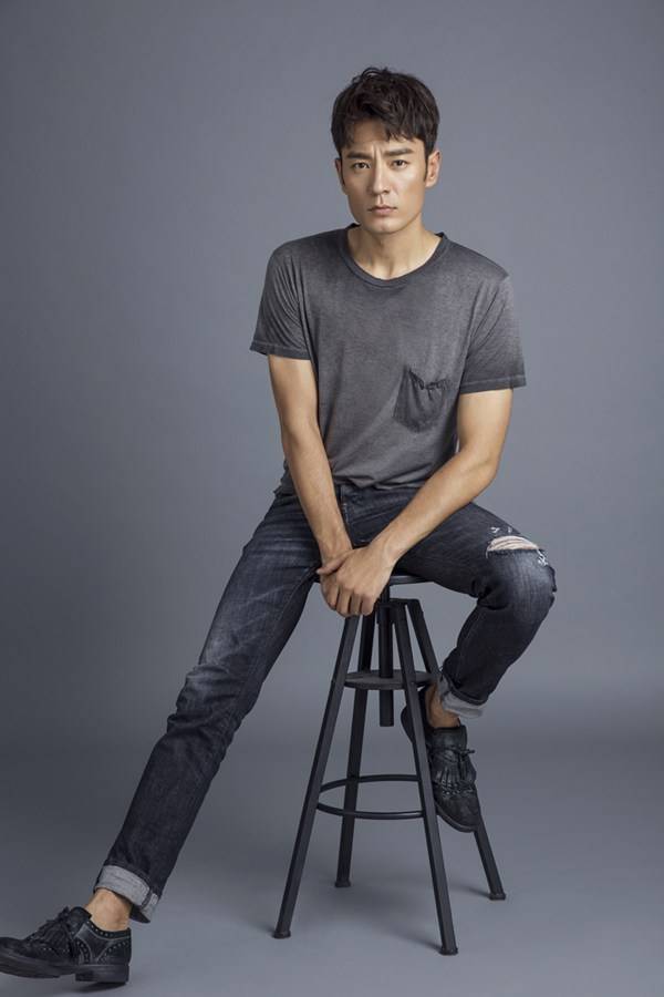 演員李光潔時(shí)尚寫真圖片 肌肉線條完美凸顯