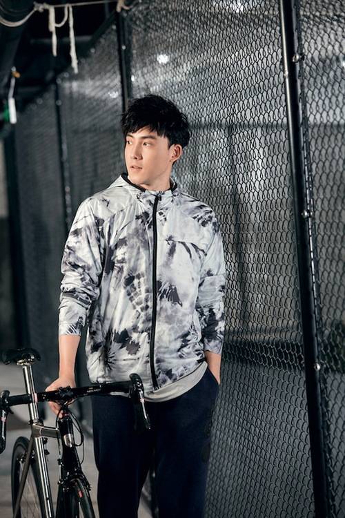 張睿運(yùn)動(dòng)寫(xiě)真大片 簡(jiǎn)約休閑變身活力美少年