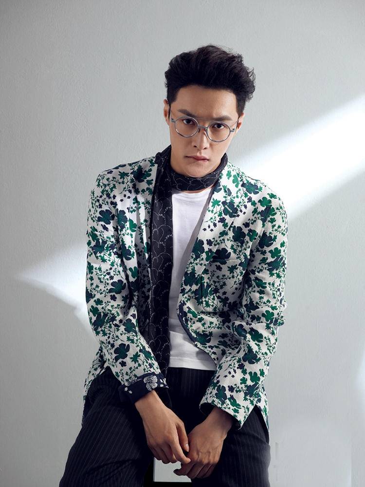 張藝興肌肉性感寫(xiě)真照 大秀人魚(yú)線