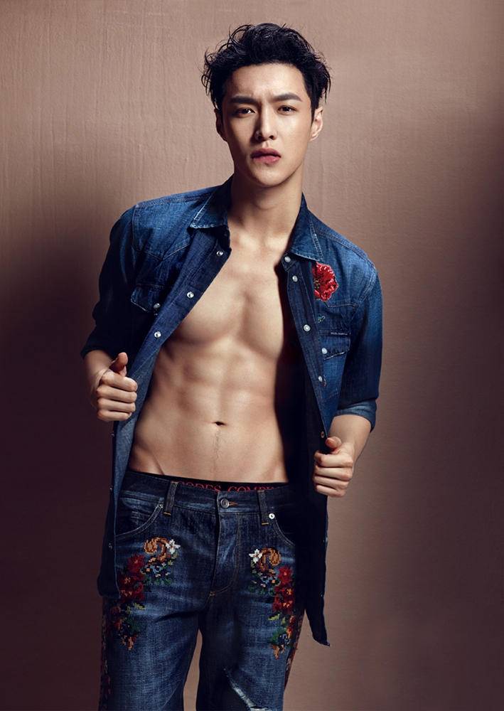 張藝興肌肉性感寫真照 大秀人魚線