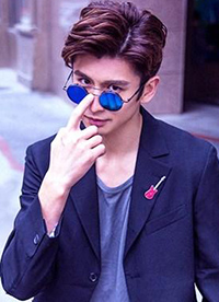 “人氣小鮮肉”張?jiān)讫垥r(shí)尚街拍帥照曝光”