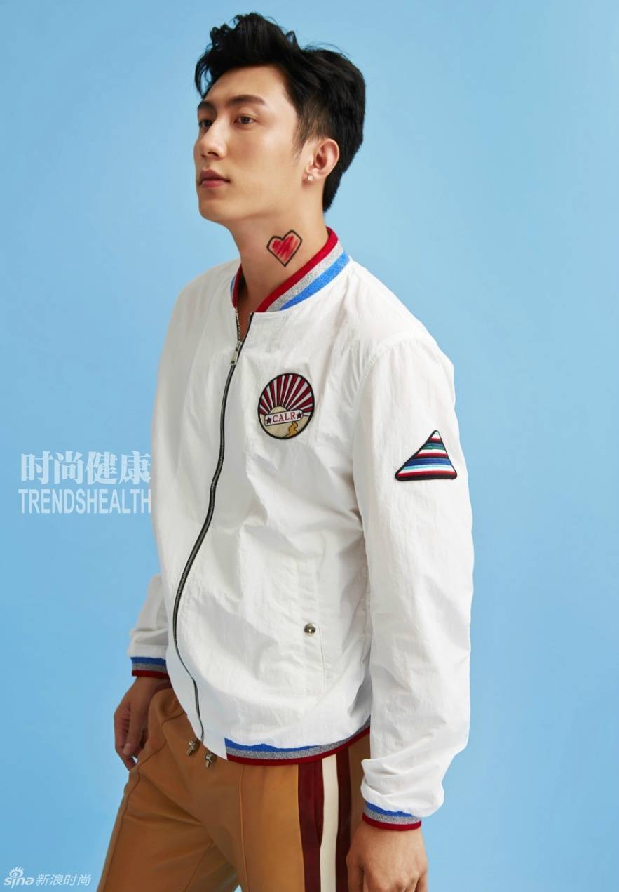 黃景瑜肌肉寫真曝光 衣襟大開腹肌盡現(xiàn)