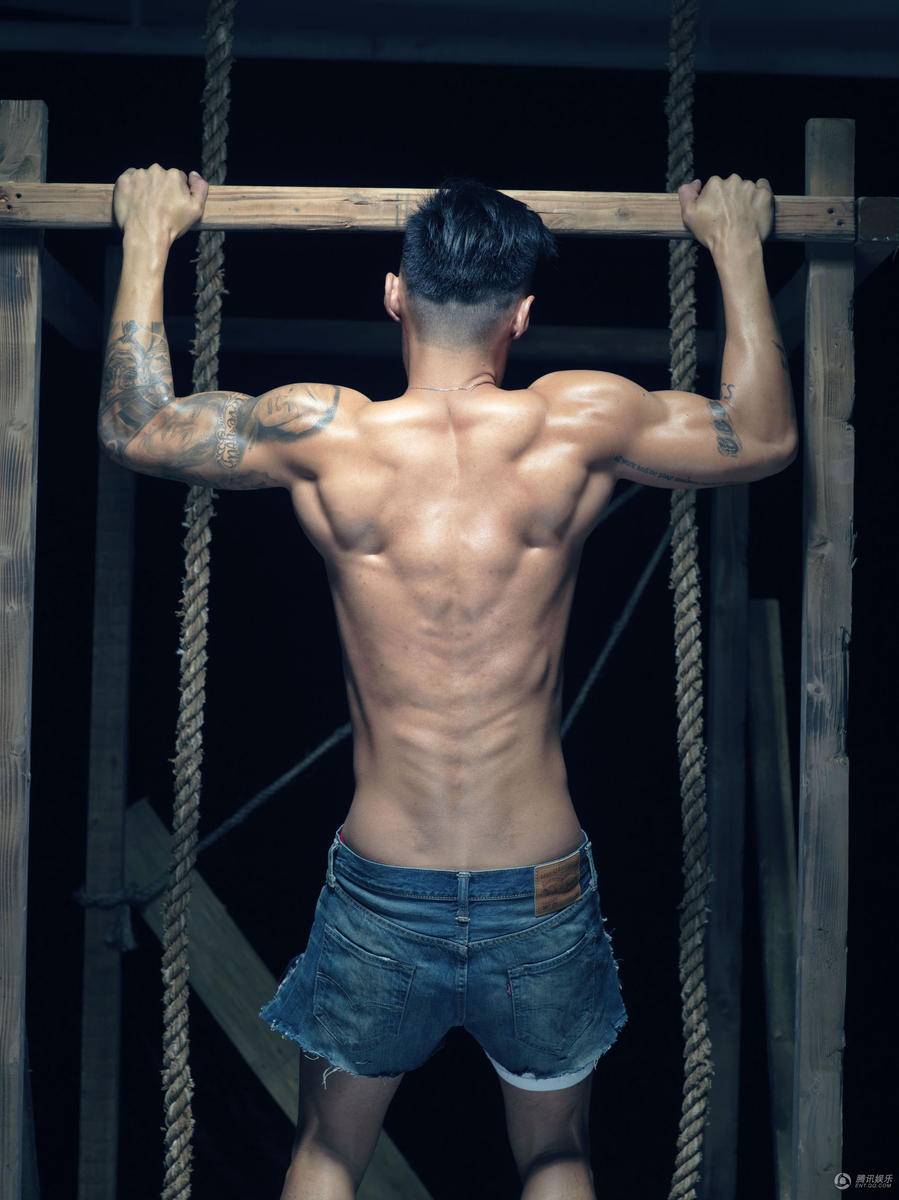 余文樂(lè)肌肉線條好man 脫了衣服大玩誘惑