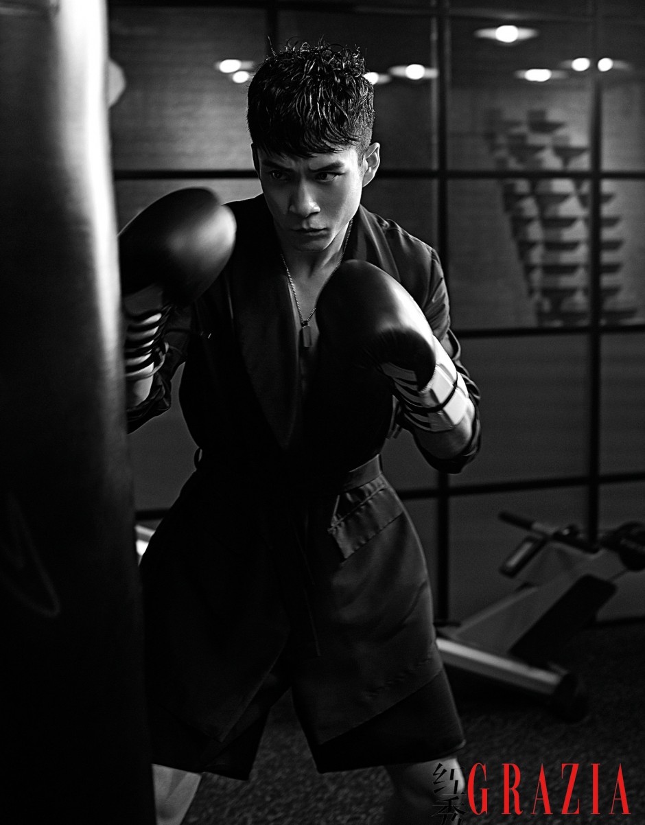 演員韓東君時(shí)尚寫真 運(yùn)動(dòng)濕身肌肉半露引尖叫