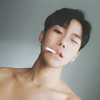 帥氣拋媚眼短發(fā)型男頭像圖片