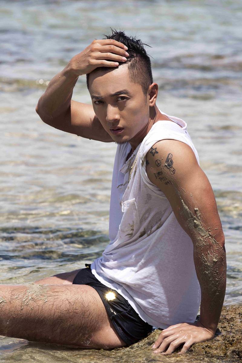 賈景暉肌肉照寫真曝光 上演夏日&ldquo;濕身誘惑&rdquo;