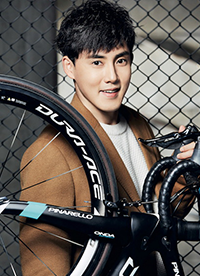 張睿運(yùn)動(dòng)寫真大片 簡(jiǎn)約休閑變身活力美少年