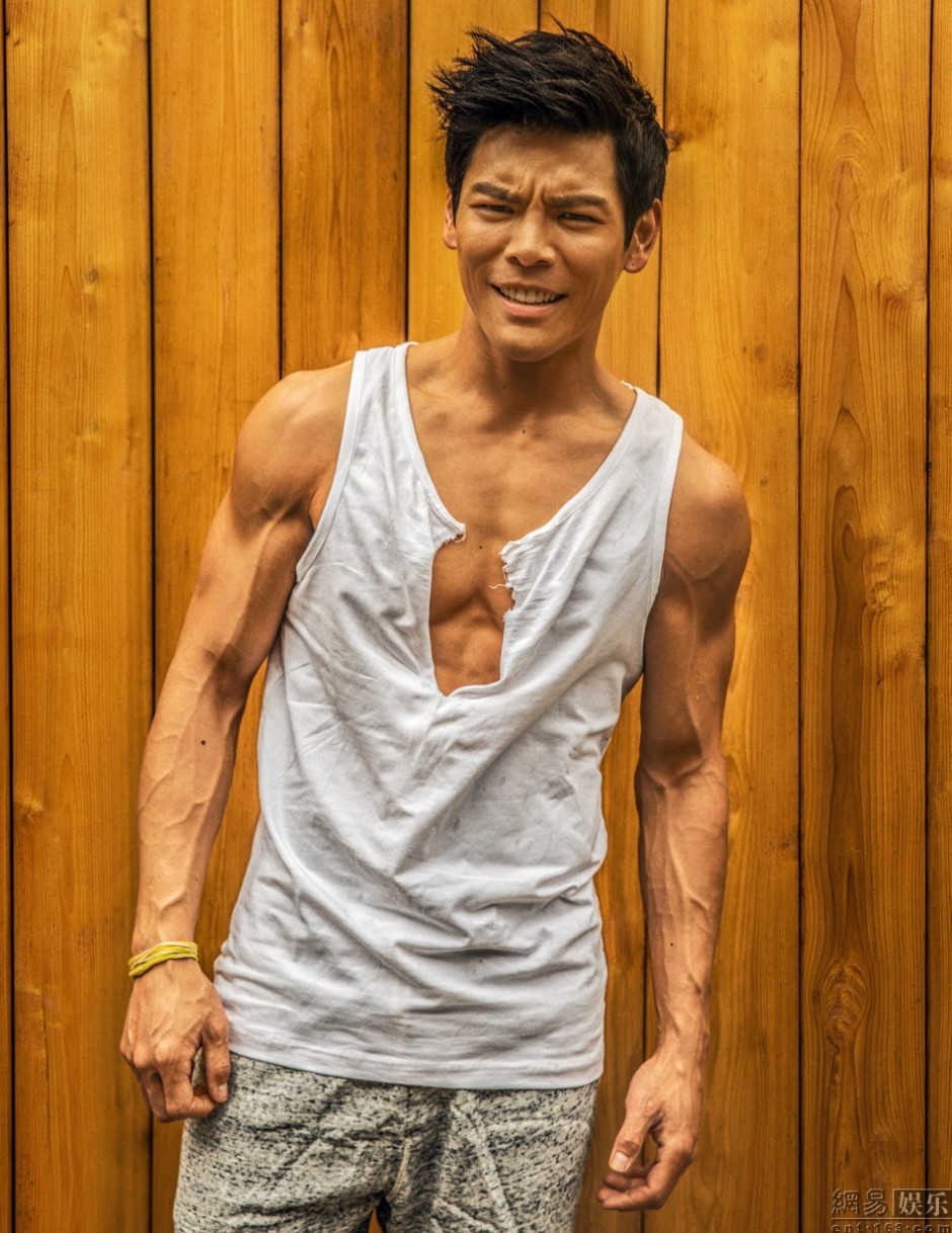 向佐肌肉寫真圖片 雷震子秒變鄰家大男孩