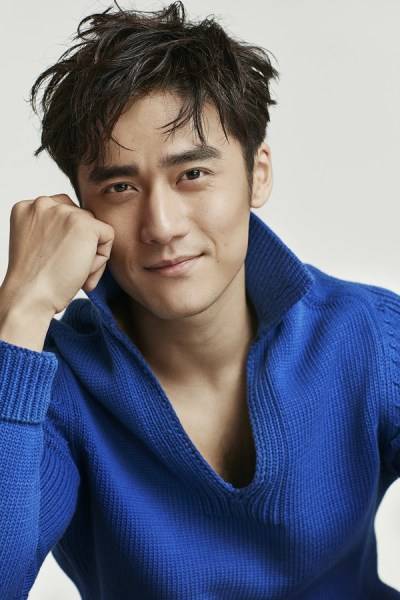 蔣勁夫籃球運動時尚寫真 胸口半露盡顯型男本色