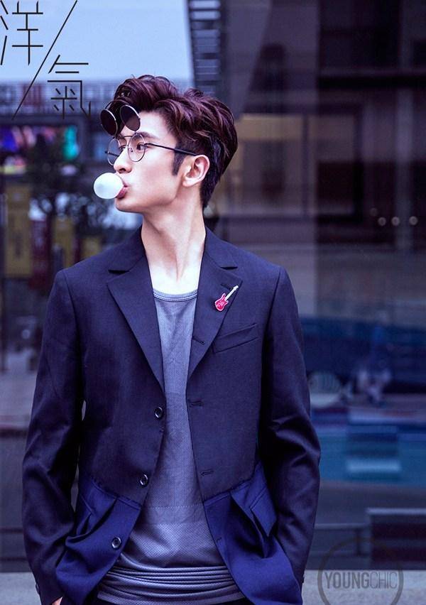 &ldquo;人氣小鮮肉&rdquo;張云龍時尚街拍帥照曝光