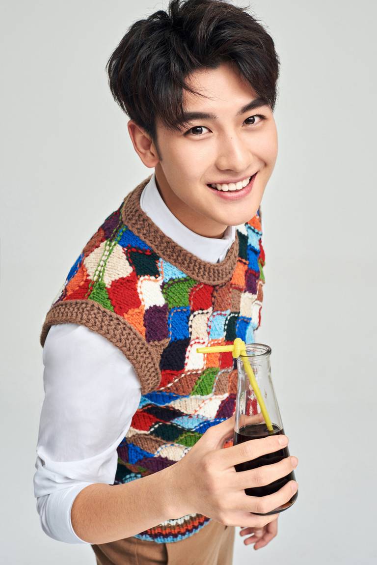 小鮮肉黃俊捷寫真大片曝光 運(yùn)動休閑青春無敵