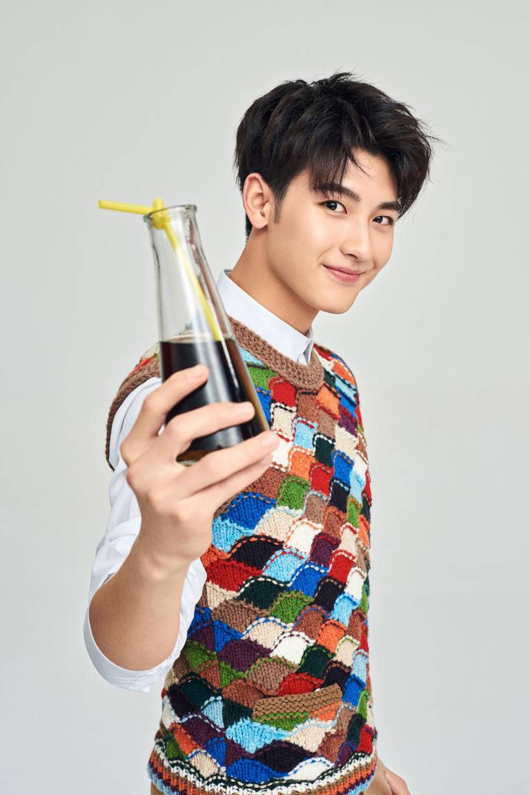 小鮮肉黃俊捷寫真大片曝光 運(yùn)動(dòng)休閑青春無敵