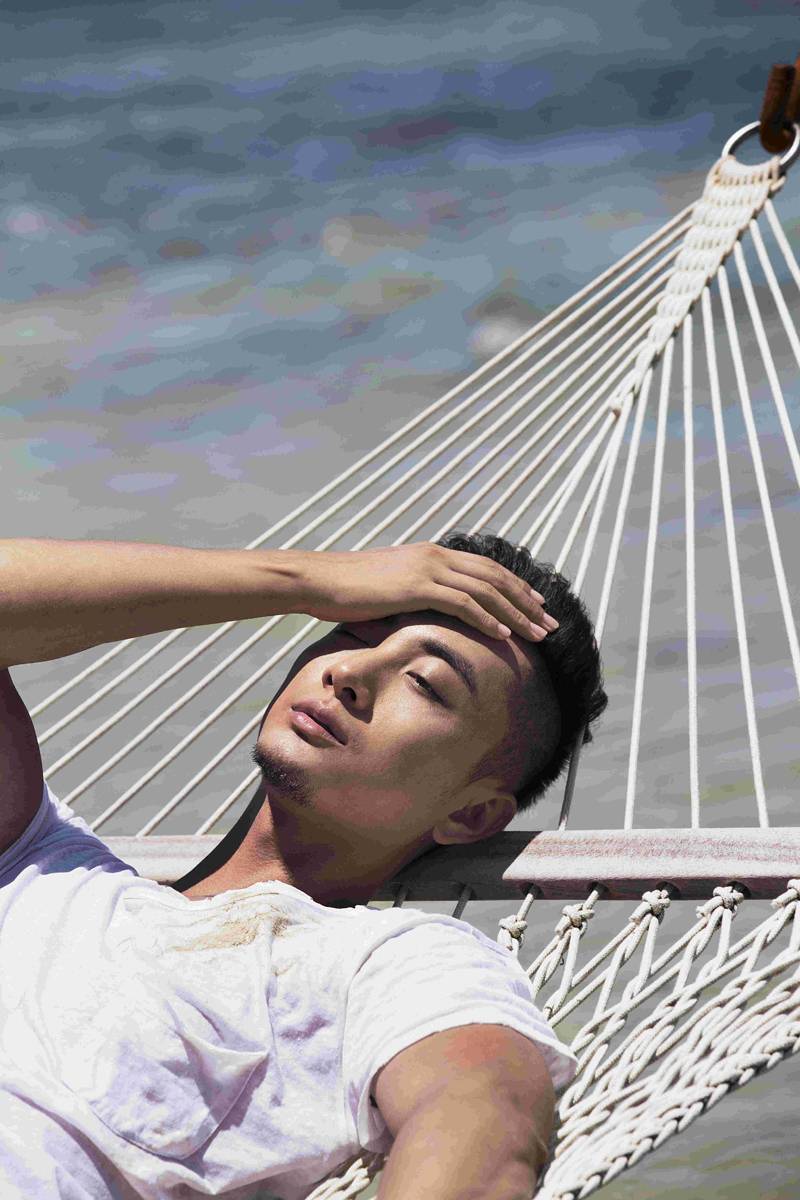 賈景暉肌肉照寫(xiě)真曝光 上演夏日&ldquo;濕身誘惑&rdquo;