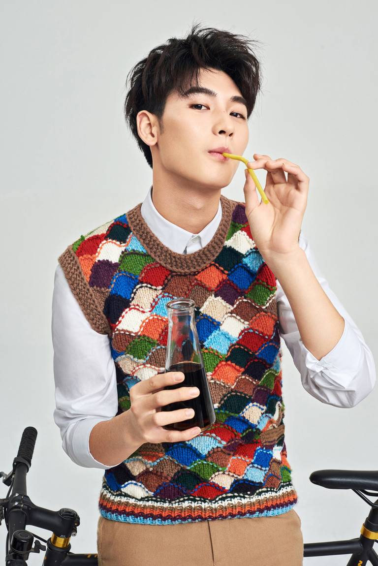 小鮮肉黃俊捷寫(xiě)真大片曝光 運(yùn)動(dòng)休閑青春無(wú)敵