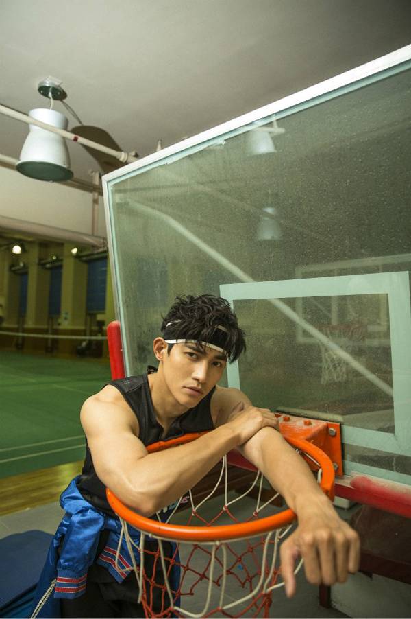 &ldquo;雙面男神&rdquo;李子峰帥氣運(yùn)動(dòng)時(shí)尚大片