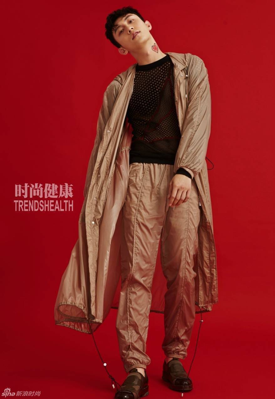 黃景瑜肌肉寫(xiě)真曝光 衣襟大開(kāi)腹肌盡現(xiàn)