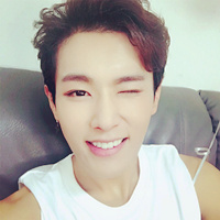 帥氣拋媚眼短發(fā)型男頭像圖片