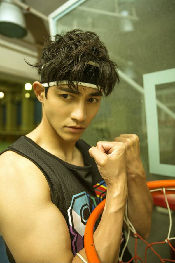 &ldquo;雙面男神&rdquo;李子峰帥氣運動時尚大片