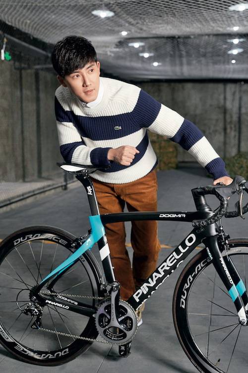 張睿運(yùn)動(dòng)寫真大片 簡(jiǎn)約休閑變身活力美少年