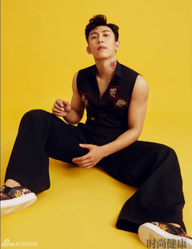 黃景瑜肌肉寫(xiě)真曝光 衣襟大開(kāi)腹肌盡現(xiàn)