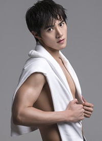 演員黃圣池曝肌肉照 化身泳壇帥氣男神