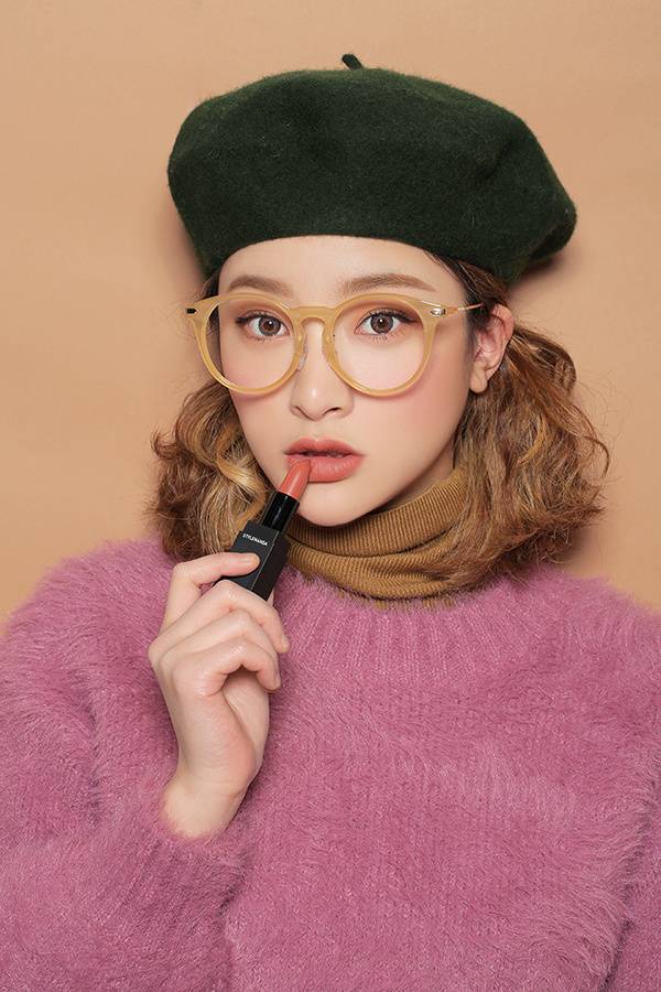 秋風(fēng)起換新&ldquo;妝&rdquo; 粉紅妝容添活力