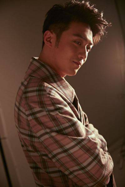 亂世麗人行李澤鋒曝最新寫真 盡顯張揚(yáng)不羈