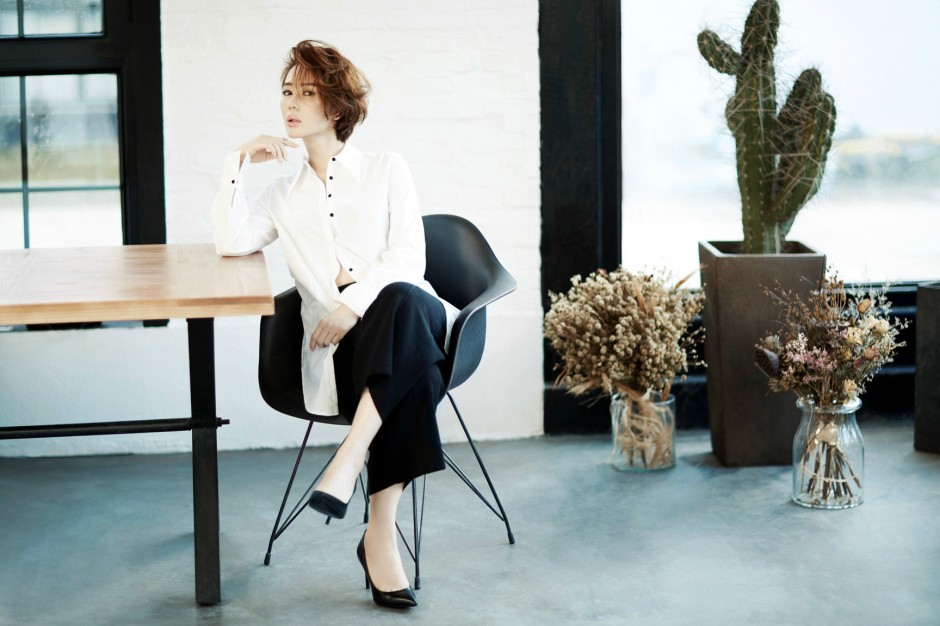 余男時(shí)尚雜志寫(xiě)真大片 鮮艷紅唇展獨(dú)特東方性感