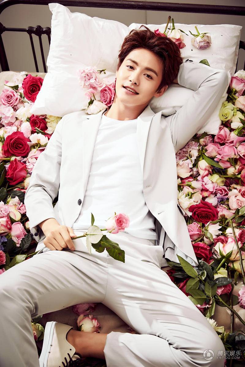 馬天宇情人節(jié)大片曝光 甜蜜笑容手持玫瑰