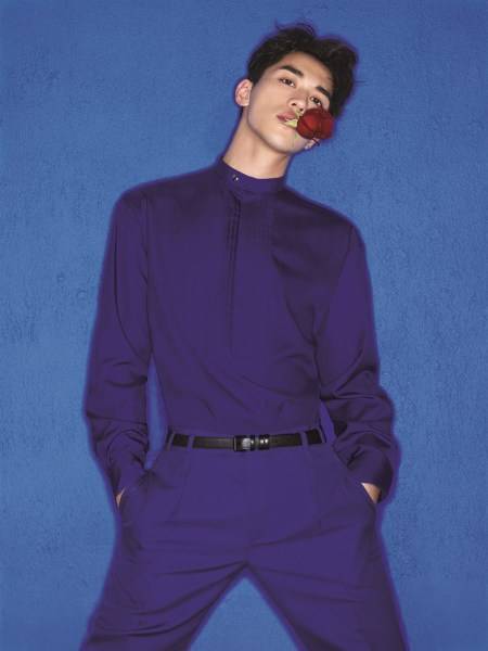 許魏洲登雜志封面寫真圖片 俊秀面容叼花獻(xiàn)吻