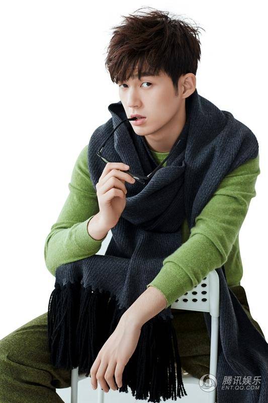 董力時尚大片曝光 綠色毛衣溫暖清新