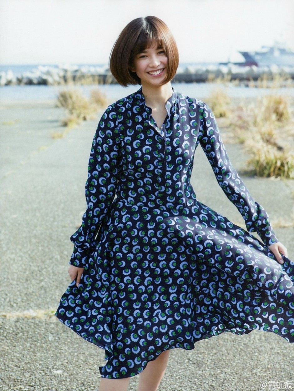 日本女星渡邊理佐寫真 印花長裙演繹成熟女性