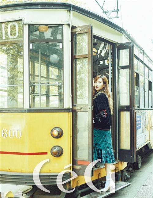 韓國(guó)歌手泫雅街頭寫真 性感紅唇實(shí)力撩人