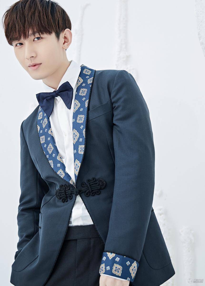 新生代演員成毅早春寫真 復(fù)古優(yōu)雅笑容溫暖迷人