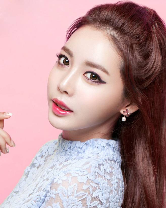 秋風(fēng)起換新&ldquo;妝&rdquo; 粉紅妝容添活力