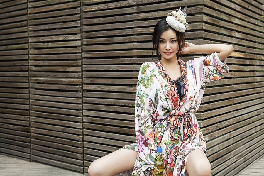 童菲時(shí)尚寫真大片曝光 風(fēng)格各異詮釋90后百變女神