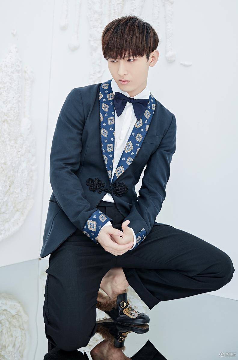 新生代演員成毅早春寫(xiě)真 復(fù)古優(yōu)雅笑容溫暖迷人