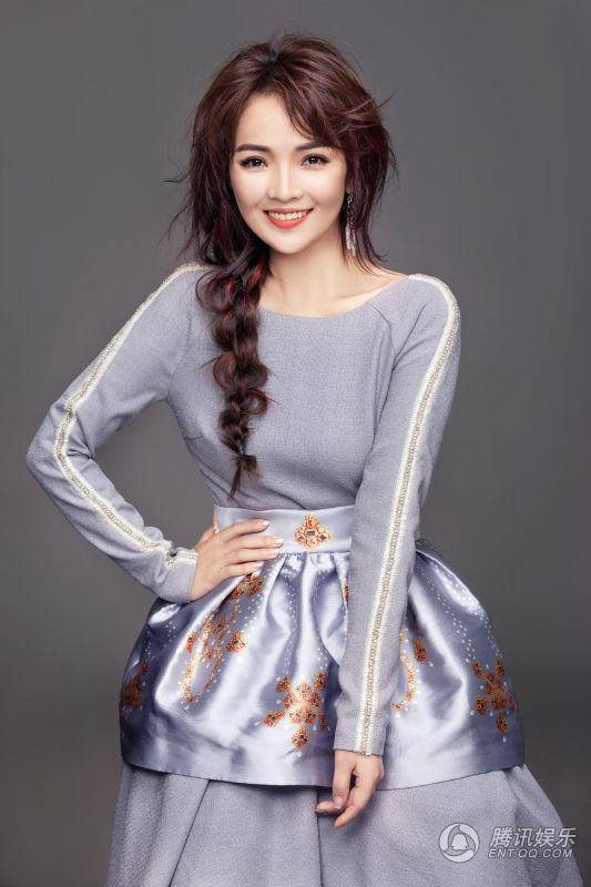 歌手斯琴高麗早春寫真 甜美微笑熟女范十足