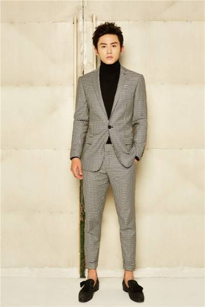 實(shí)力小生張哲瀚最新寫真 展不羈輕熟男魅力