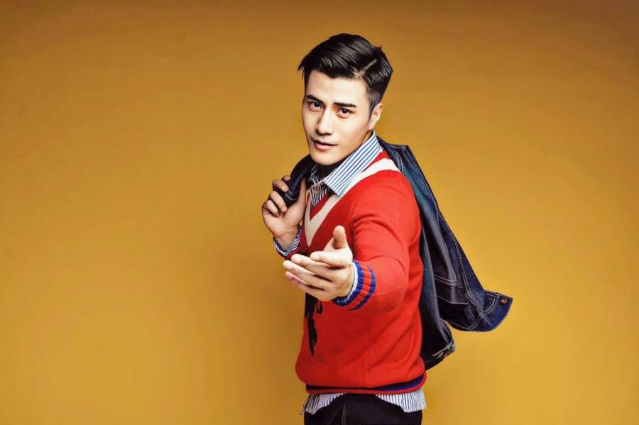 演員李晨浩新春寫真曝光 一襲復(fù)古紅毛衣?lián)岀R