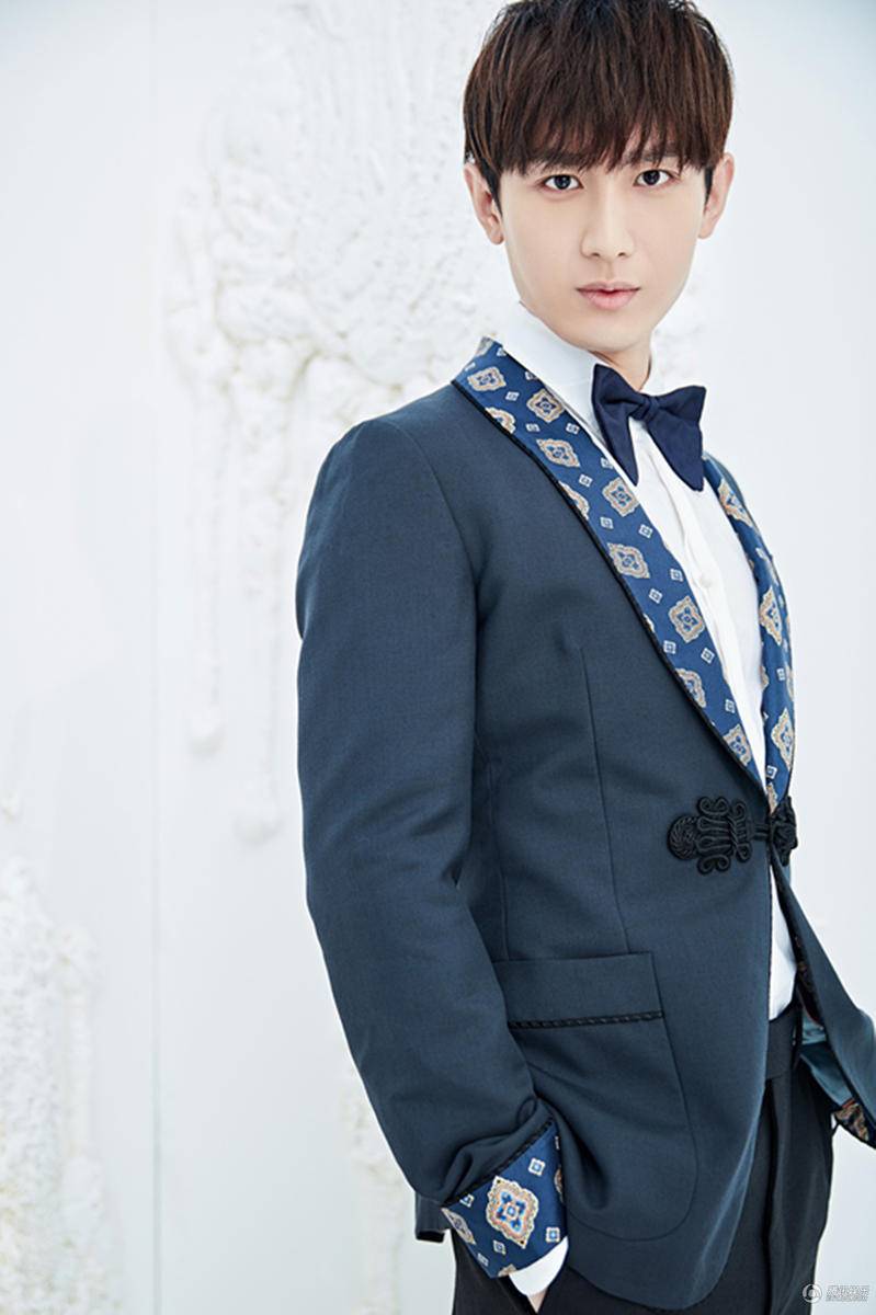 新生代演員成毅早春寫真 復古優(yōu)雅笑容溫暖迷人