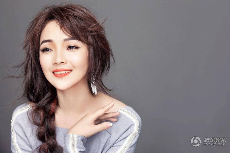 歌手斯琴高麗早春寫真 甜美微笑熟女范十足