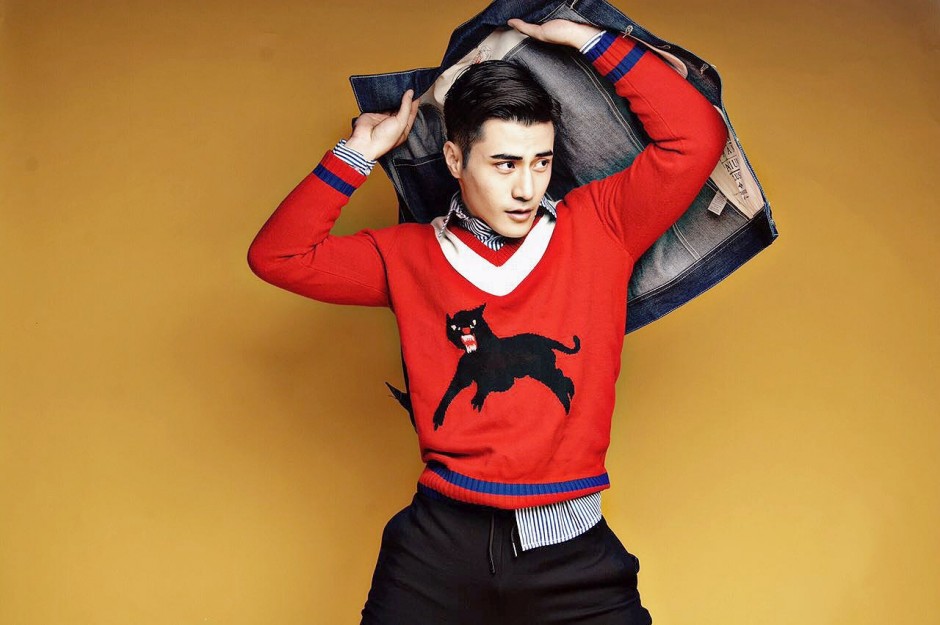 演員李晨浩新春寫真曝光 一襲復(fù)古紅毛衣?lián)岀R