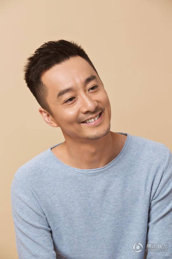 演員吳超冬季寫真曝光 溫暖笑容暖男味十足