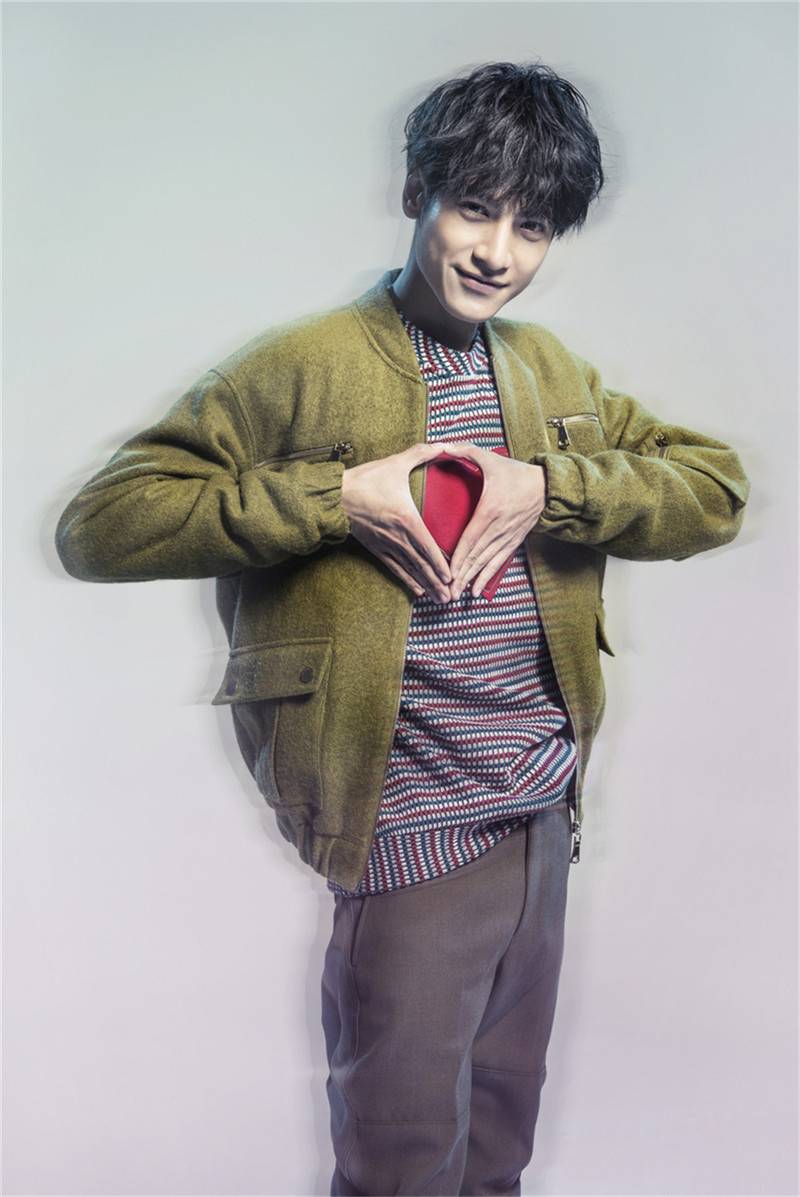 小鮮肉羅云熙情人節(jié)寫真曝光 浪漫比心男友力十足