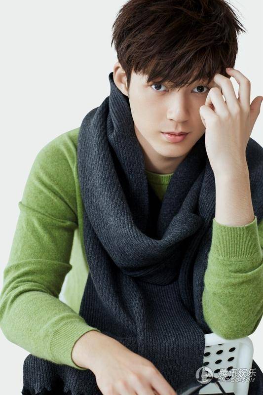 董力時尚大片曝光 綠色毛衣溫暖清新