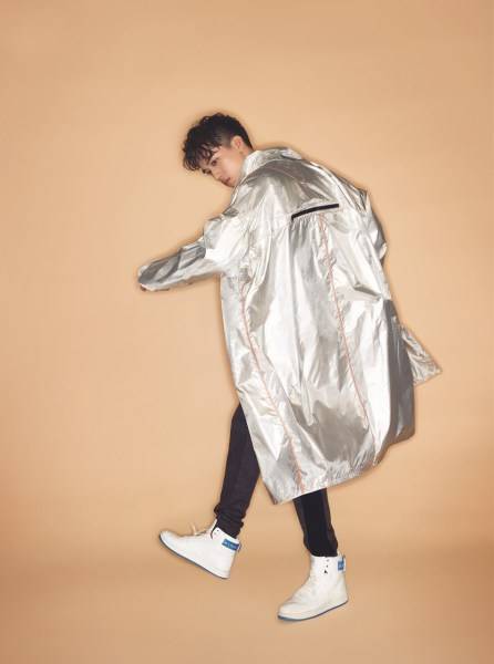 許魏洲登雜志封面寫真圖片 俊秀面容叼花獻吻